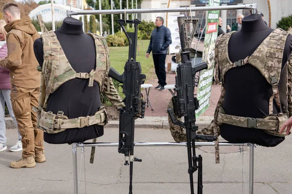 Киев, Украина - 6 октября 2019 года: Выставка современного военного У — стоковое фото