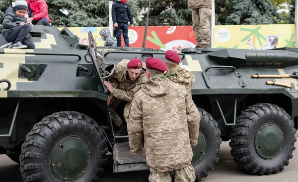 Kyiv, ukraine - 6. Oktober 2019: Erfüllung des Vertrags Arm — Stockfoto