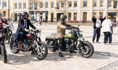 Kyiv, Ukrayna - 29 Eylül 2019: Seçkin beyefendiler Kyiv 'e biniyor. Bisikletçi yardım etkinlikleri