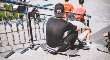 Uluslararası Kaykay Günü. Ekstrem sporları popüler hale getirmek için ana meydanda patenciler toplanıyor.