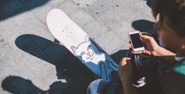 Uluslararası Kaykay Günü. Ekstrem sporları popüler hale getirmek için ana meydanda patenciler toplanıyor.