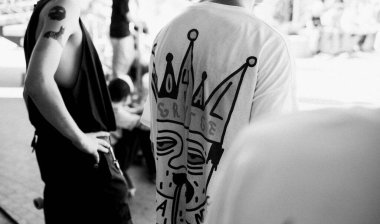 Uluslararası Kaykay Günü. Ekstrem sporları popüler hale getirmek için ana meydanda patenciler toplanıyor.