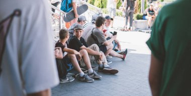 Uluslararası Kaykay Günü. Ekstrem sporları popüler hale getirmek için ana meydanda patenciler toplanıyor.