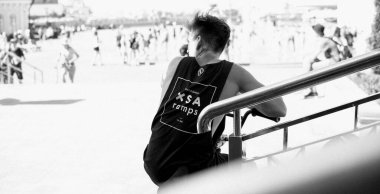 Uluslararası Kaykay Günü. Ekstrem sporları popüler hale getirmek için ana meydanda patenciler toplanıyor.