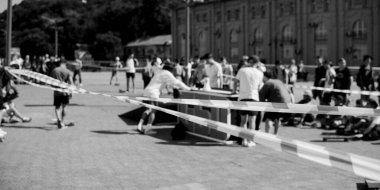 Uluslararası Kaykay Günü. Ekstrem sporları popüler hale getirmek için ana meydanda patenciler toplanıyor.