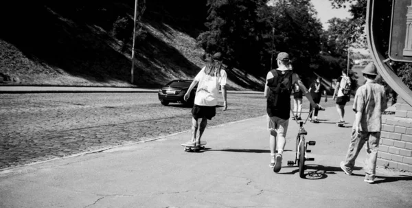 Día Internacional Del Skateboarding Montaje Patinadores Plaza Principal Para Popularizar — Foto de Stock