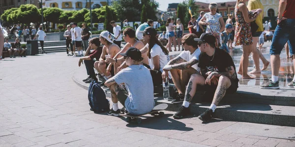 Día Internacional Del Skateboarding Montaje Patinadores Plaza Principal Para Popularizar — Foto de Stock
