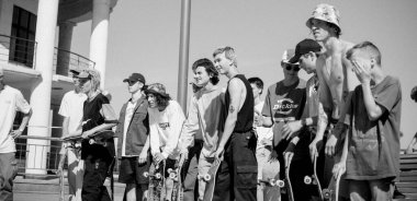 Uluslararası Kaykay Günü. Ekstrem sporları popüler hale getirmek için ana meydanda patenciler toplanıyor.