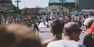 Uluslararası Kaykay Günü. Ekstrem sporları popüler hale getirmek için ana meydanda patenciler toplanıyor.