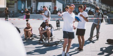 Uluslararası Kaykay Günü. Ekstrem sporları popüler hale getirmek için ana meydanda patenciler toplanıyor.