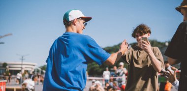 Uluslararası Kaykay Günü. Ekstrem sporları popüler hale getirmek için ana meydanda patenciler toplanıyor.