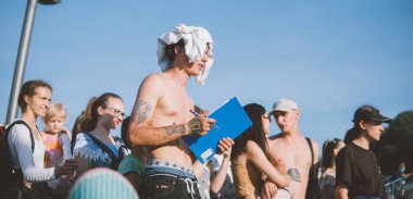 Uluslararası Kaykay Günü. Ekstrem sporları popüler hale getirmek için ana meydanda patenciler toplanıyor.