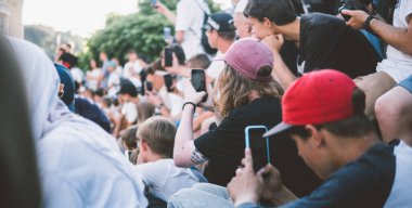 Uluslararası Kaykay Günü. Ekstrem sporları popüler hale getirmek için ana meydanda patenciler toplanıyor.