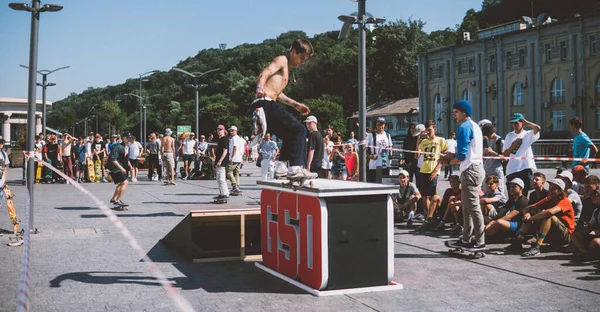 스케이트 보드의 스포츠를 대중화하기 광장에 스케이트 선수들의 — 스톡 사진