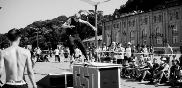 Día Internacional Del Skateboarding Montaje Patinadores Plaza Principal Para Popularizar —  Fotos de Stock