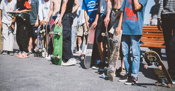 Día Internacional Del Skateboarding Montaje Patinadores Plaza Principal Para Popularizar — Foto de Stock