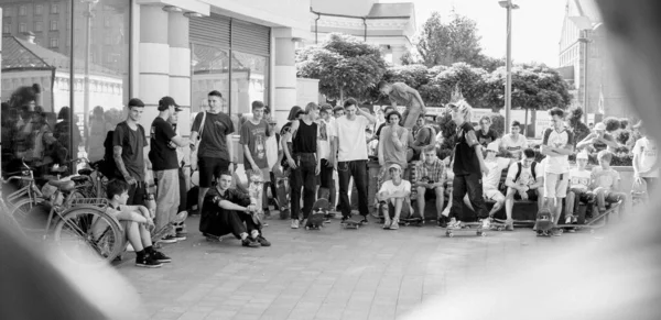 Día Internacional Del Skateboarding Montaje Patinadores Plaza Principal Para Popularizar — Foto de Stock