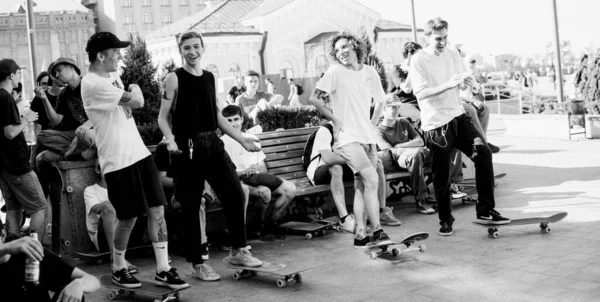 Dia Internacional Skate Montagem Patinadores Praça Principal Para Popularizar Esportes — Fotografia de Stock