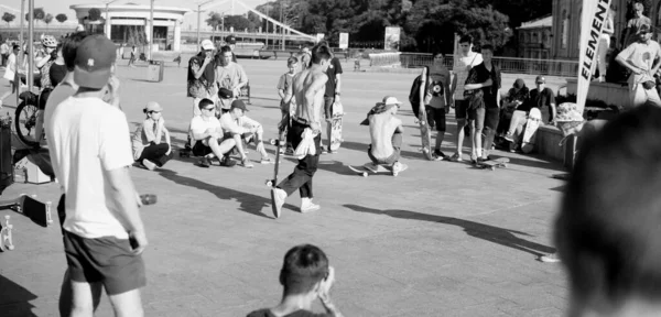 Día Internacional Del Skateboarding Montaje Patinadores Plaza Principal Para Popularizar —  Fotos de Stock