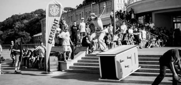 Día Internacional Del Skateboarding Montaje Patinadores Plaza Principal Para Popularizar —  Fotos de Stock