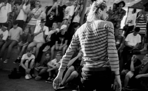 Día Internacional Del Skateboarding Montaje Patinadores Plaza Principal Para Popularizar — Foto de Stock