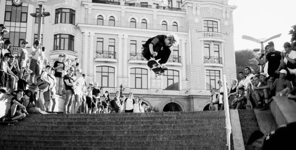 Día Internacional Del Skateboarding Montaje Patinadores Plaza Principal Para Popularizar —  Fotos de Stock