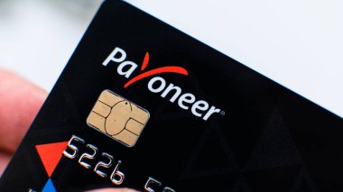 Aschheim, Almanya -27 Haziran 2020: Payonez kartlarını engelleme, Wirecar şirketi iflası. Wirecard Kart Çözümlerinden Kartlar Veriliyor