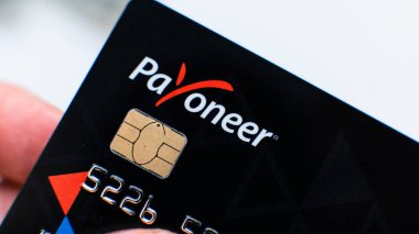 Aschheim, Almanya -27 Haziran 2020: Payonez kartlarını engelleme, Wirecar şirketi iflası. Wirecard Kart Çözümlerinden Kartlar Veriliyor