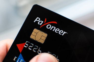 Aschheim, Almanya -27 Haziran 2020: Payonez kartlarını engelleme, Wirecar şirketi iflası. Wirecard Kart Çözümlerinden Kartlar Veriliyor