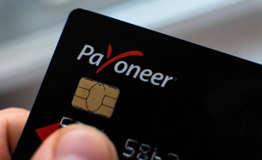 Aschheim, Almanya -27 Haziran 2020: Payonez kartlarını engelleme, Wirecar şirketi iflası. Wirecard Kart Çözümlerinden Kartlar Veriliyor