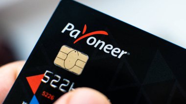 Aschheim, Almanya -27 Haziran 2020: Payonez kartlarını engelleme, Wirecar şirketi iflası. Wirecard Kart Çözümlerinden Kartlar Veriliyor