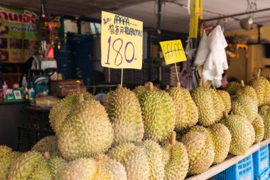 Asya 'nın meyve pazarları. Dünyanın dört bir yanındaki turistler için popüler egzotik meyveler