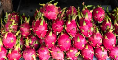 Asya 'nın meyve pazarları. Dünyanın dört bir yanındaki turistler için popüler egzotik meyveler