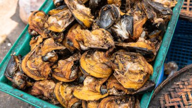 Asya pazarlarında deniz ürünleri satıyorum. Deniz yengeçleri ve satılık çeşitli balıklar.