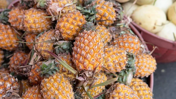 Selling Pineapple Fruits Tropical Markets Asia World Imports Pineapples Exotic — Stock Photo, Image