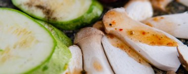 Taşta mantar ve et kızartıyorum.