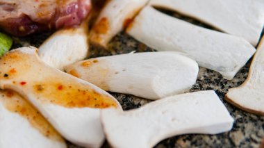 Bozkır istiridye mantarı pişirmek, yararlı eringi mantarları. Taşta mantar kızartıyorum.