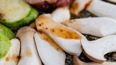 Bozkır istiridye mantarı pişirmek, yararlı eringi mantarları. Taşta mantar kızartıyorum.