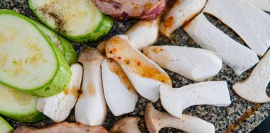 Bozkır istiridye mantarı pişirmek, yararlı eringi mantarları. Taşta mantar kızartıyorum.