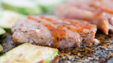 Bir taşta ızgara et, salamura ve ızgara et tarifleri.