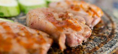 Bir taşta ızgara et, salamura ve ızgara et tarifleri.