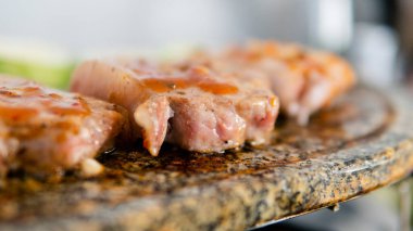 Taşta mantar ve et kızartıyorum.