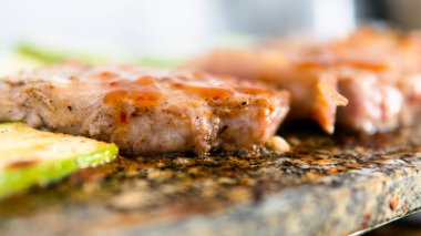 Bir taşta ızgara et, salamura ve ızgara et tarifleri.