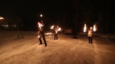 Şaşırtıcı kabile ateşi gösteri dans geceleri Kışın yağan kar altında. Dans grubu ile meşale ışık ve piroteknik karlı havalarda üzerinde gerçekleştirir.