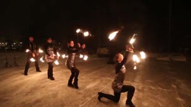 Şaşırtıcı kabile ateşi gösteri dans geceleri Kışın yağan kar altında. Dans grubu ile meşale ışık ve piroteknik karlı havalarda üzerinde gerçekleştirir.