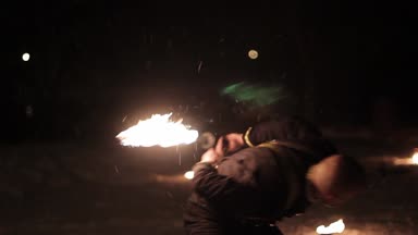 Şaşırtıcı kabile ateşi gösteri dans geceleri Kışın yağan kar altında. Dans grubu ile meşale ışık ve piroteknik karlı havalarda üzerinde gerçekleştirir.