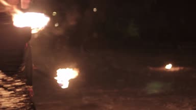 Şaşırtıcı kabile ateşi gösteri dans geceleri Kışın yağan kar altında. Dans grubu ile meşale ışık ve piroteknik karlı havalarda üzerinde gerçekleştirir.