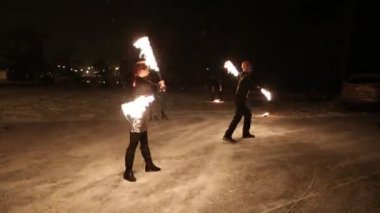 Şaşırtıcı kabile ateşi gösteri dans geceleri Kışın yağan kar altında. Dans grubu ile meşale ışık ve piroteknik karlı havalarda üzerinde gerçekleştirir.