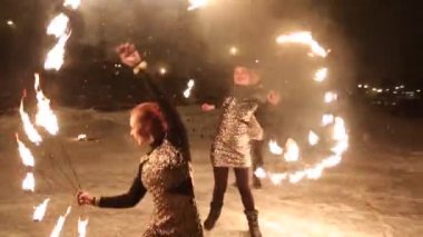 Şaşırtıcı kabile ateşi gösteri dans geceleri Kışın yağan kar altında. Dans grubu ile meşale ışık ve piroteknik karlı havalarda üzerinde gerçekleştirir.