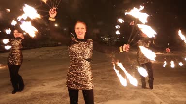 Şaşırtıcı kabile ateşi gösteri dans geceleri Kışın yağan kar altında. Dans grubu ile meşale ışık ve piroteknik karlı havalarda üzerinde gerçekleştirir.